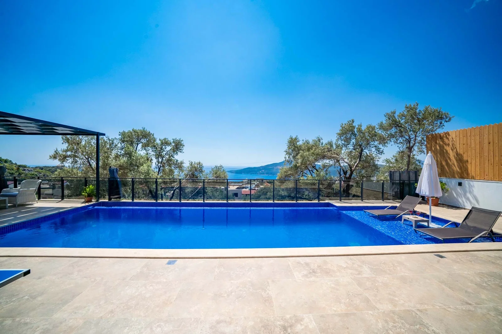 Kalkan’da Merkeze Yakın, Deni Manzaralı, 2 Yatak Odalı, Kiralık Villa