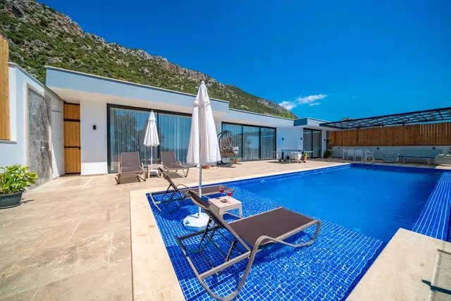 Kalkan’da Merkeze Yakın, Deni Manzaralı, 2 Yatak Odalı, Kiralık Villa