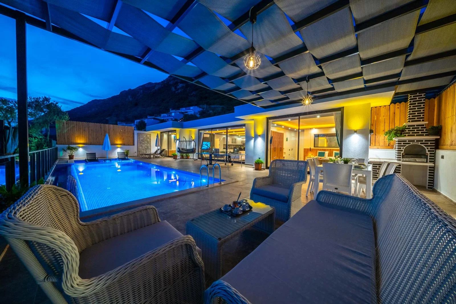 Kalkan’da Merkeze Yakın, Deni Manzaralı, 2 Yatak Odalı, Kiralık Villa
