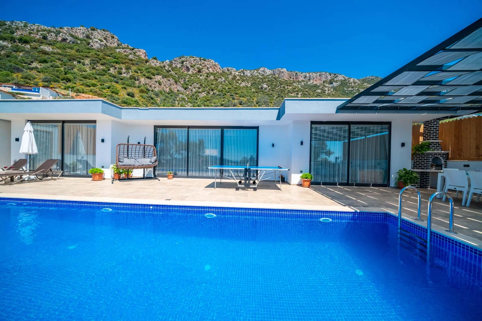 Kalkan’da Merkeze Yakın, Deni Manzaralı, 2 Yatak Odalı, Kiralık Villa