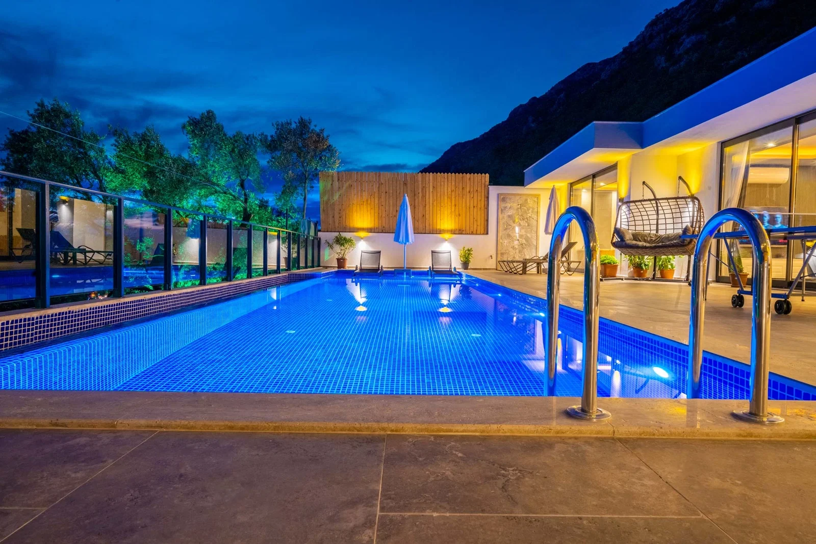 Kalkan’da Merkeze Yakın, Deni Manzaralı, 2 Yatak Odalı, Kiralık Villa