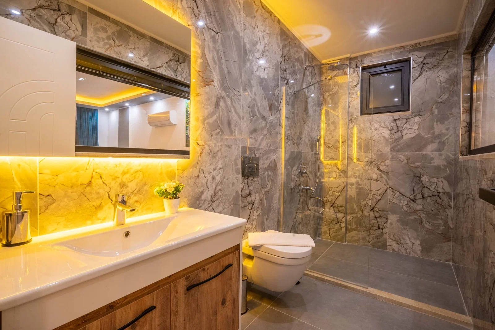 Kalkan’da Merkeze Yakın, Deni Manzaralı, 2 Yatak Odalı, Kiralık Villa
