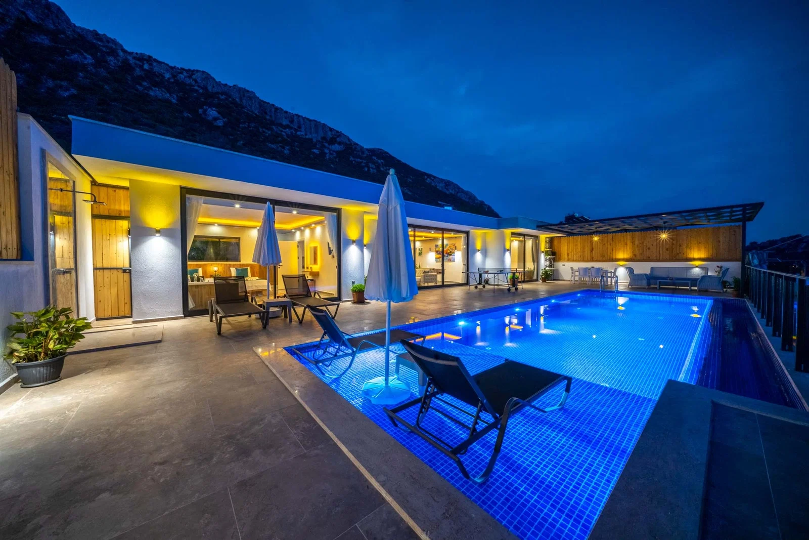 Kalkan’da Merkeze Yakın, Deni Manzaralı, 2 Yatak Odalı, Kiralık Villa