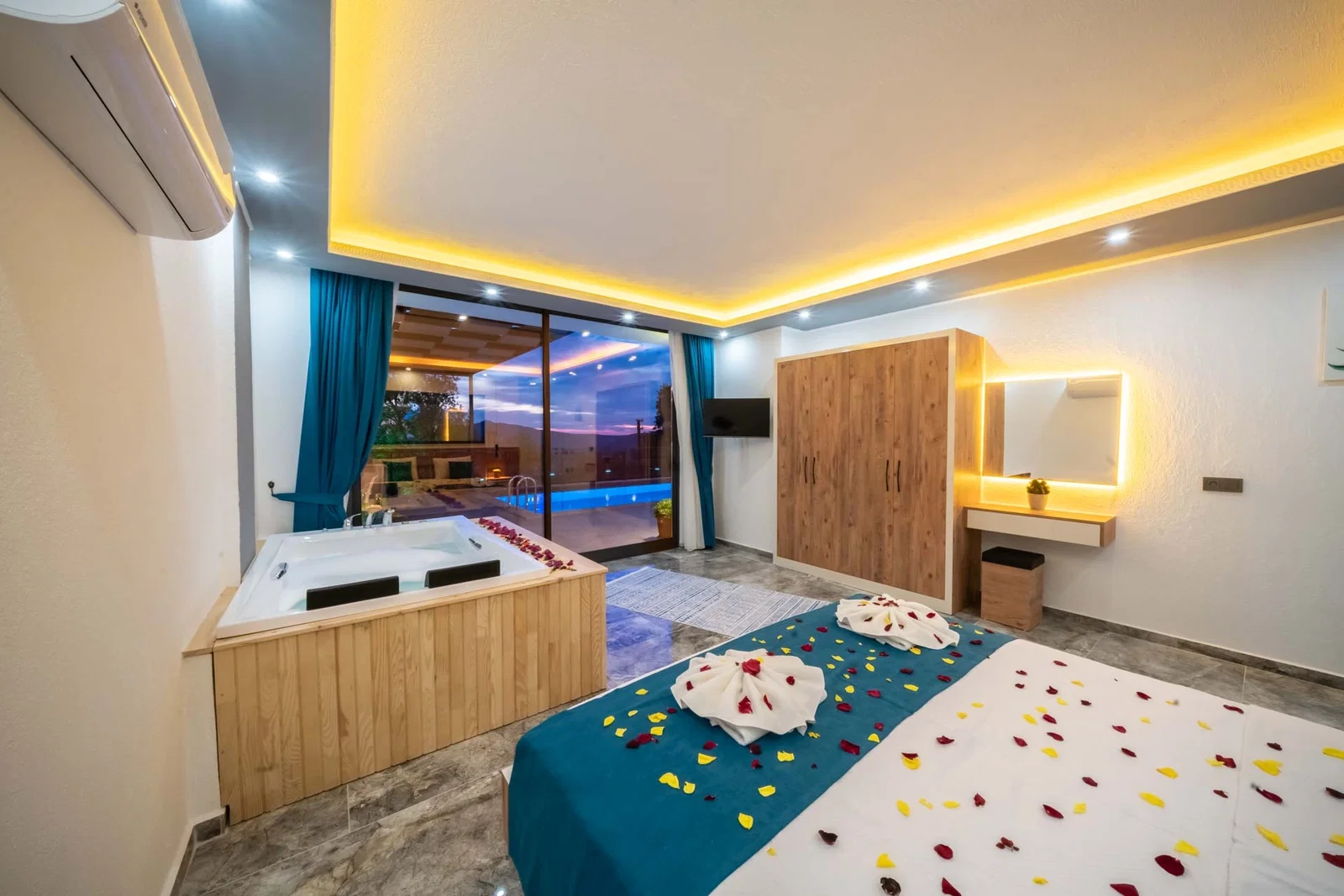 Kalkan’da Merkeze Yakın, Deni Manzaralı, 2 Yatak Odalı, Kiralık Villa