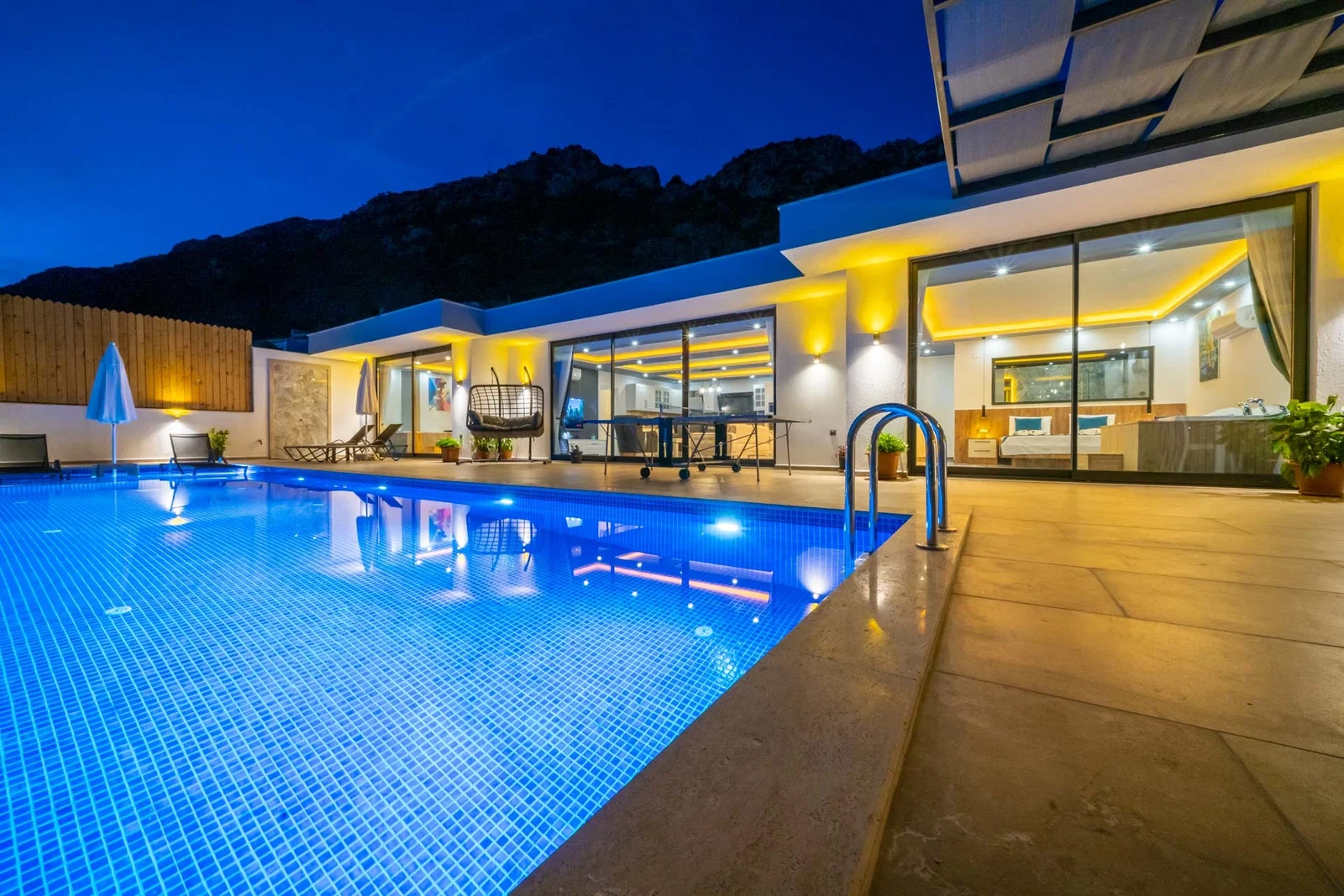 Kalkan’da Merkeze Yakın, Deni Manzaralı, 2 Yatak Odalı, Kiralık Villa