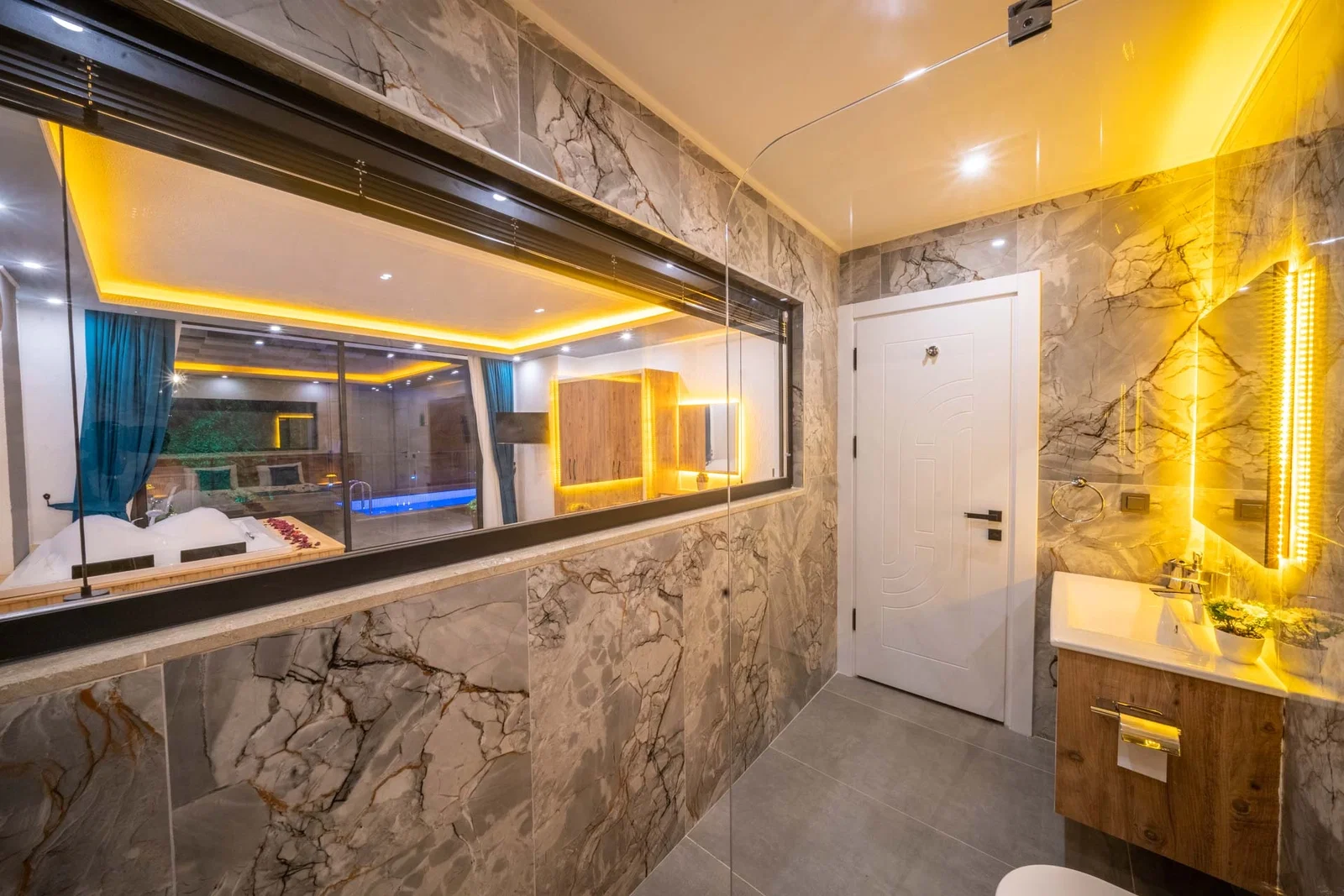 Kalkan’da Merkeze Yakın, Deni Manzaralı, 2 Yatak Odalı, Kiralık Villa