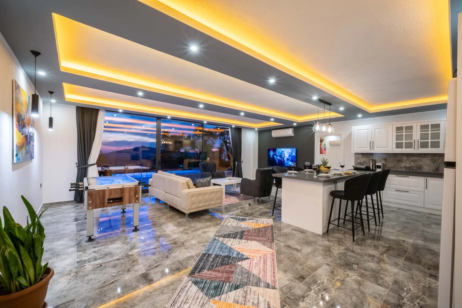 Kalkan’da Merkeze Yakın, Deni Manzaralı, 2 Yatak Odalı, Kiralık Villa