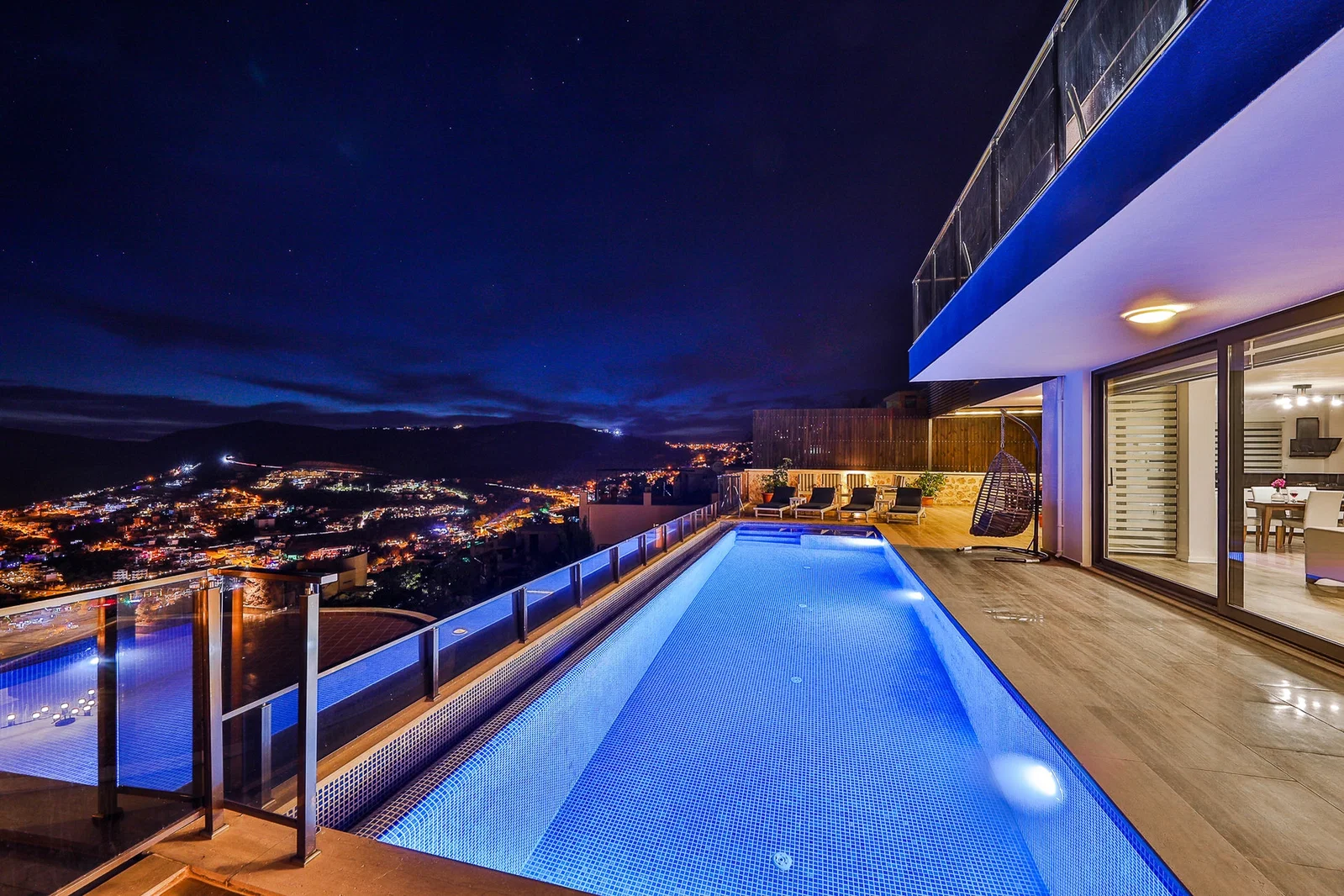 Kalkan’da Merkeze Yakın, Isıtmalı Havuzlu, 4 Yatak Odalı, Lüks Villa