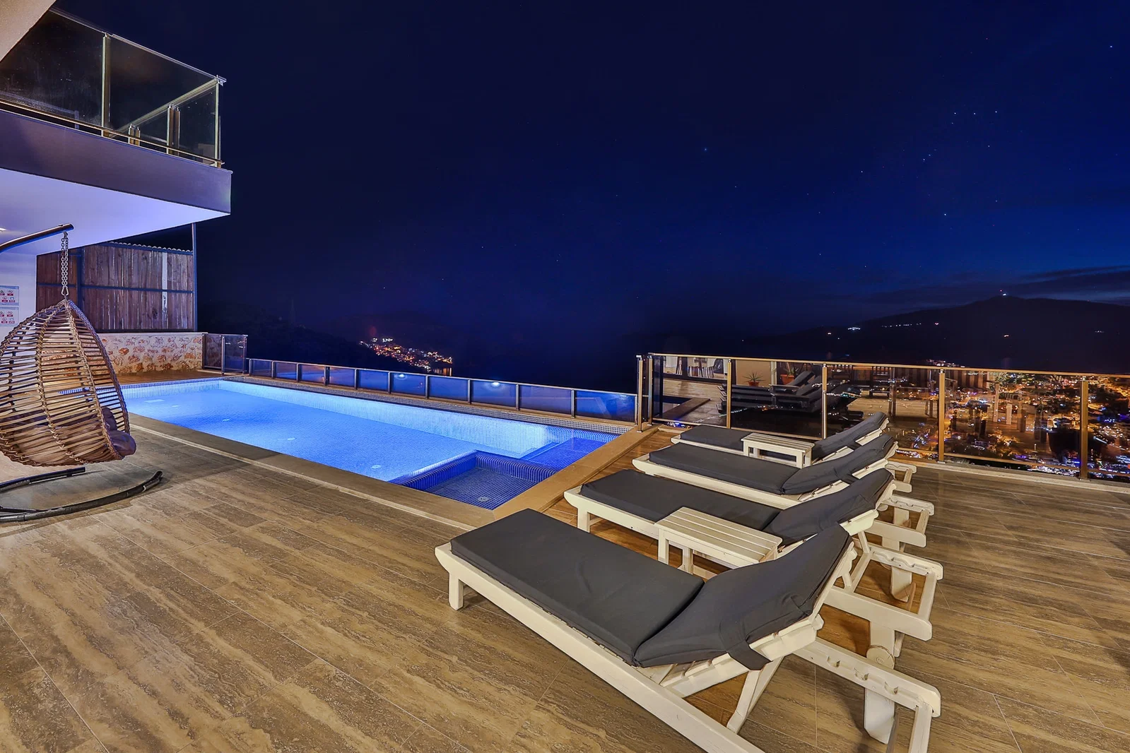 Kalkan’da Merkeze Yakın, Isıtmalı Havuzlu, 4 Yatak Odalı, Lüks Villa