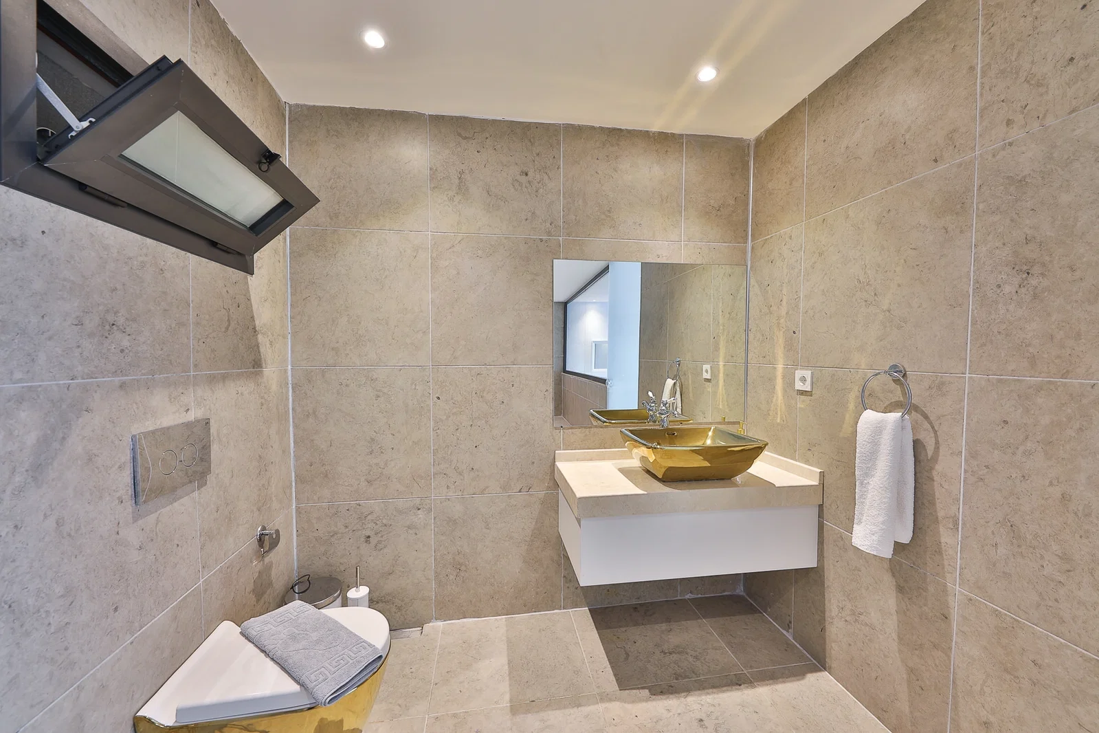 Kalkan’da Merkeze Yakın, Isıtmalı Havuzlu, 4 Yatak Odalı, Lüks Villa