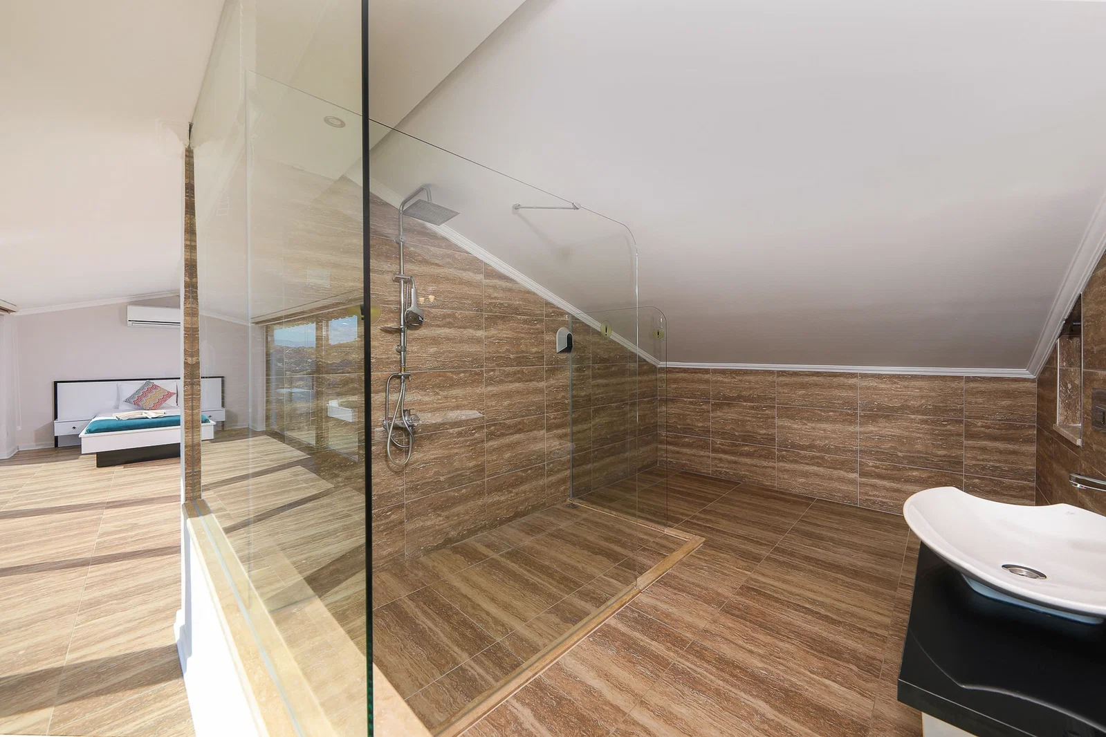 Kalkan’da Merkeze Yakın, Isıtmalı Havuzlu, 4 Yatak Odalı, Lüks Villa