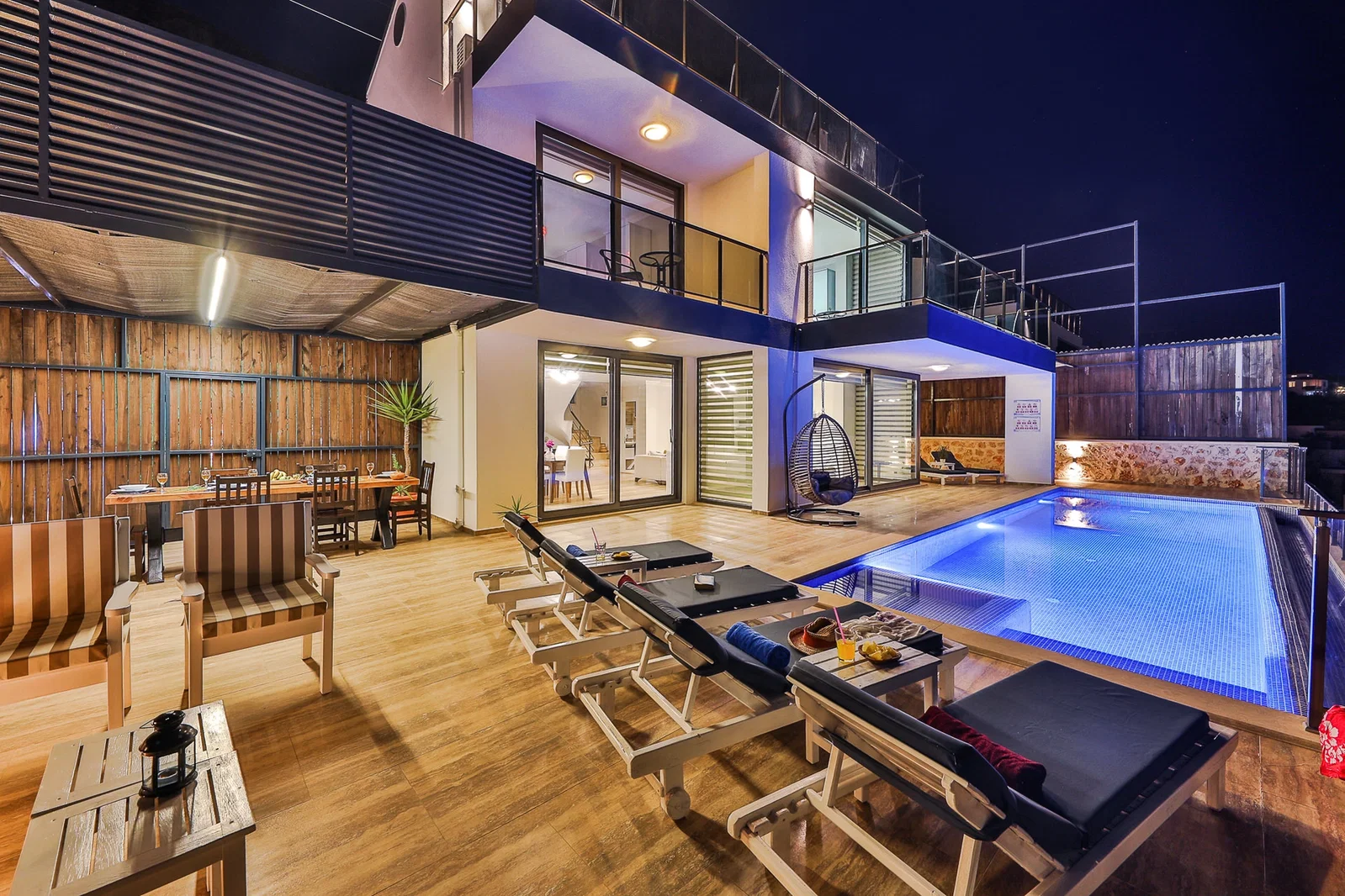 Kalkan’da Merkeze Yakın, Isıtmalı Havuzlu, 4 Yatak Odalı, Lüks Villa