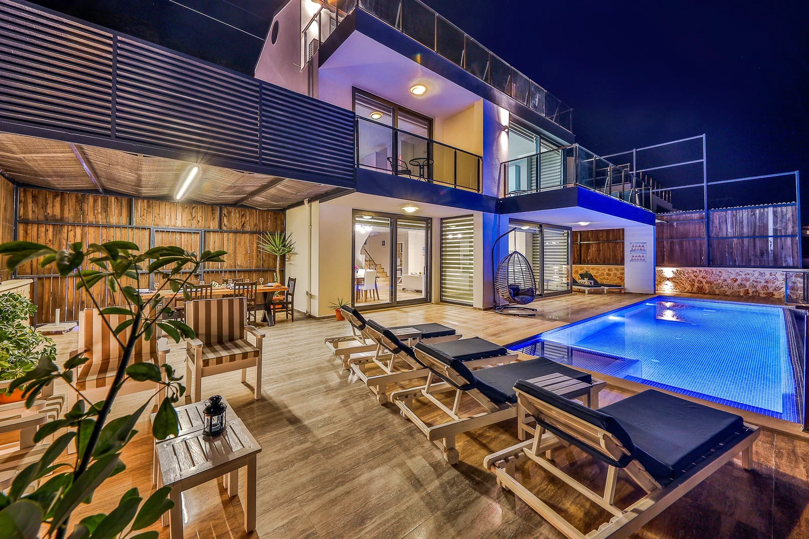 Kalkan’da Merkeze Yakın, Isıtmalı Havuzlu, 4 Yatak Odalı, Lüks Villa
