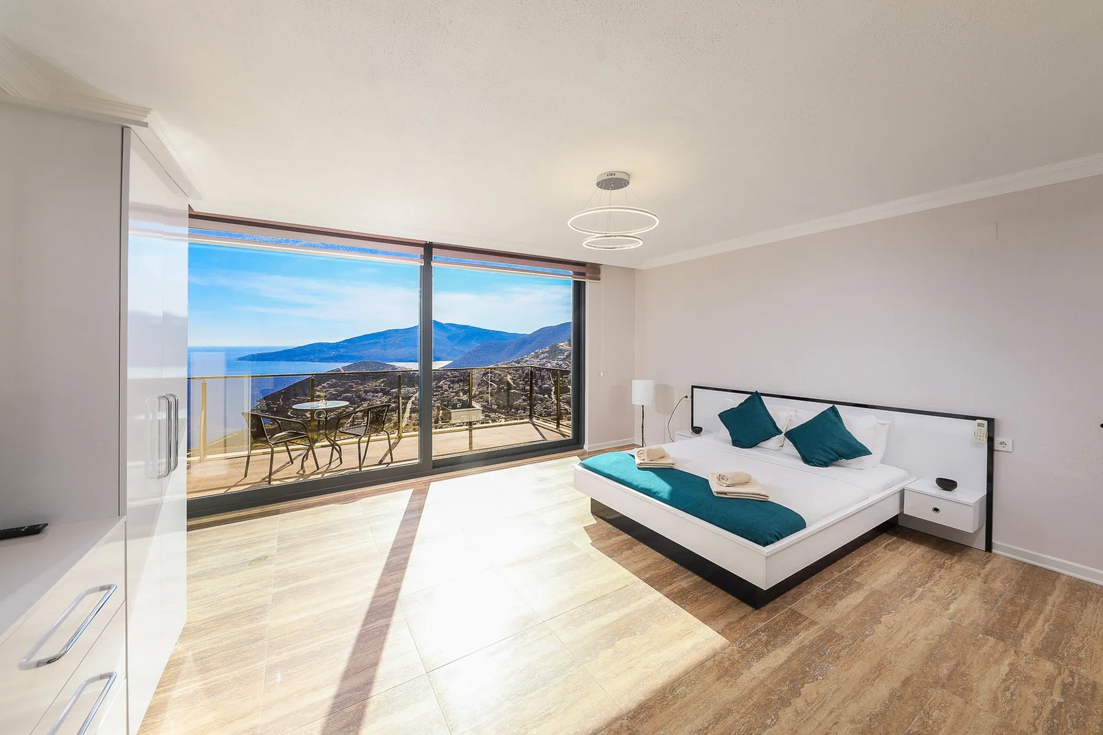 Kalkan’da Merkeze Yakın, Isıtmalı Havuzlu, 4 Yatak Odalı, Lüks Villa