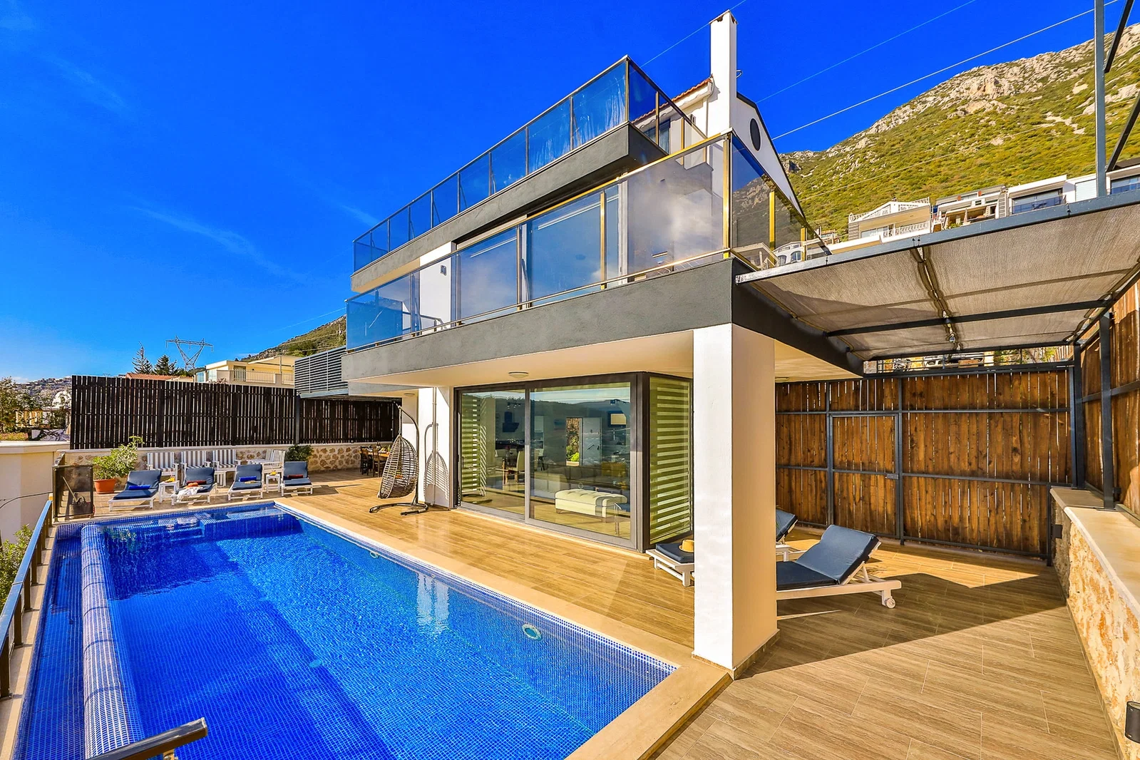 Kalkan’da Merkeze Yakın, Isıtmalı Havuzlu, 4 Yatak Odalı, Lüks Villa