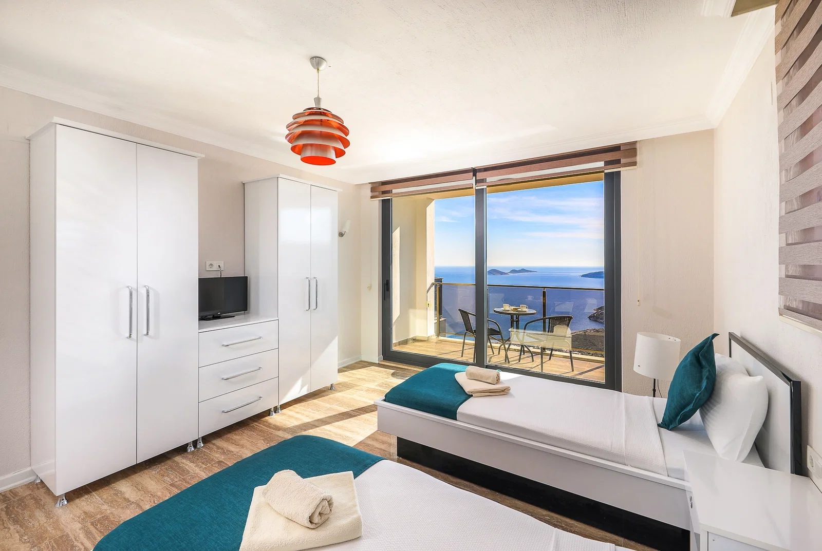 Kalkan’da Merkeze Yakın, Isıtmalı Havuzlu, 4 Yatak Odalı, Lüks Villa