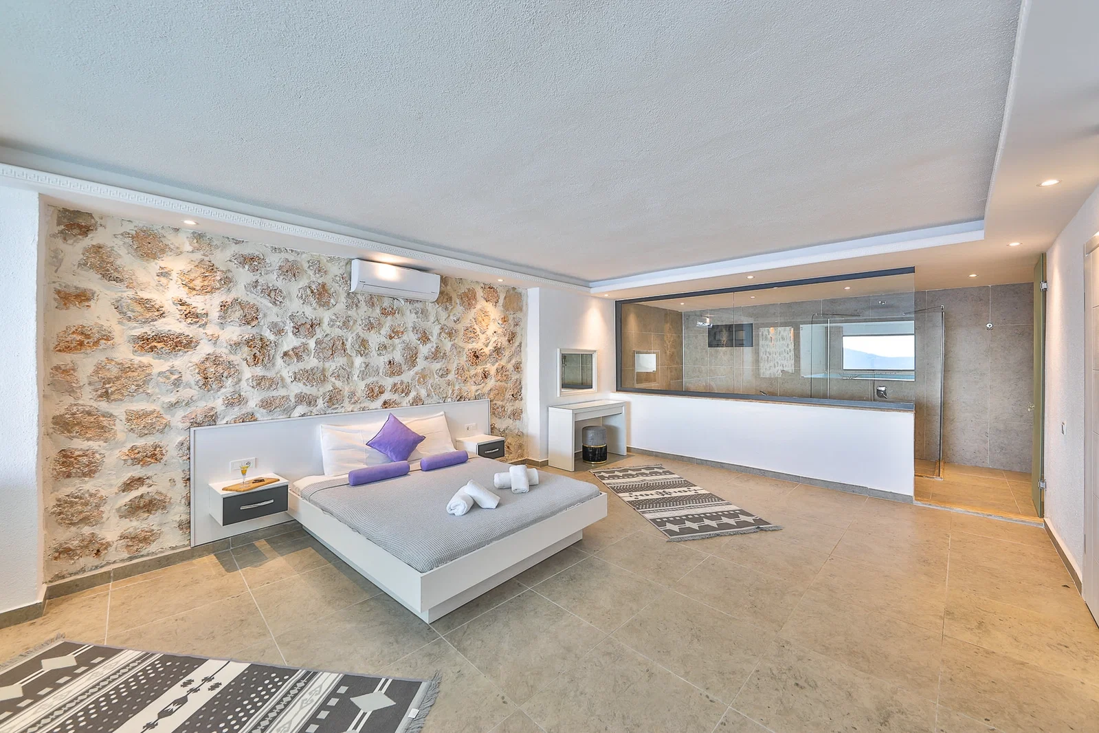 Kalkan’da Merkeze Yakın, Isıtmalı Havuzlu, 4 Yatak Odalı, Lüks Villa