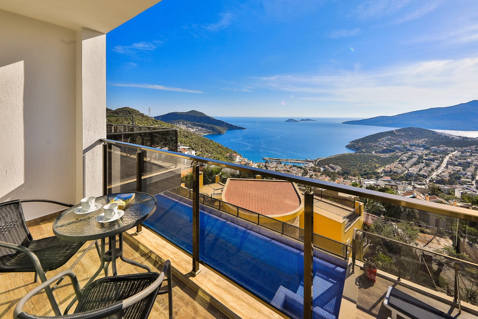 Kalkan’da Merkeze Yakın, Isıtmalı Havuzlu, 4 Yatak Odalı, Lüks Villa