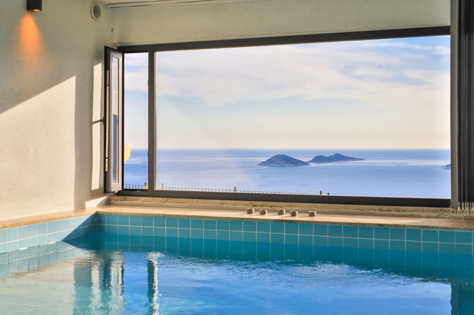Kalkan’da Merkeze Yakın, Isıtmalı Havuzlu, 4 Yatak Odalı, Lüks Villa