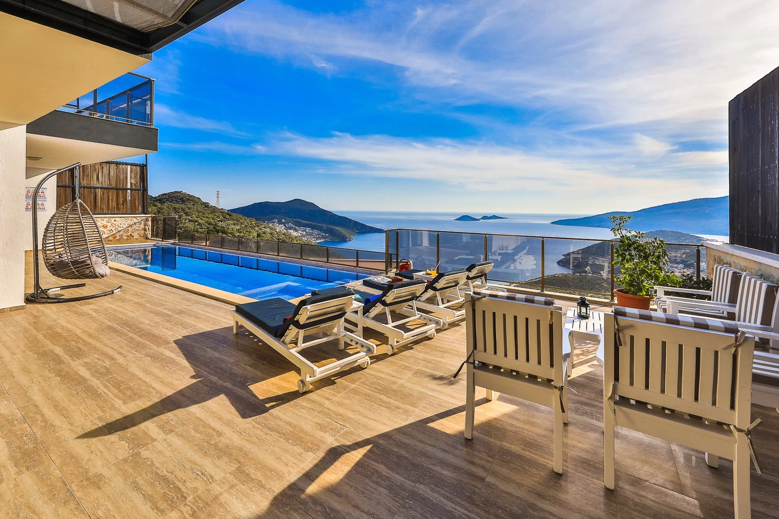 Kalkan’da Merkeze Yakın, Isıtmalı Havuzlu, 4 Yatak Odalı, Lüks Villa