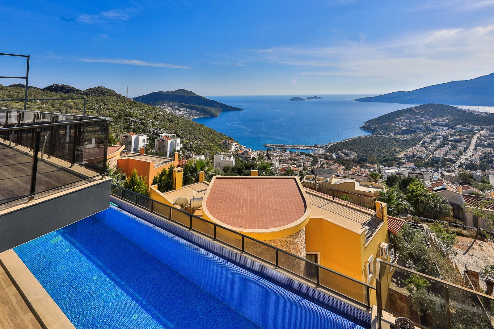 Kalkan’da Merkeze Yakın, Isıtmalı Havuzlu, 4 Yatak Odalı, Lüks Villa