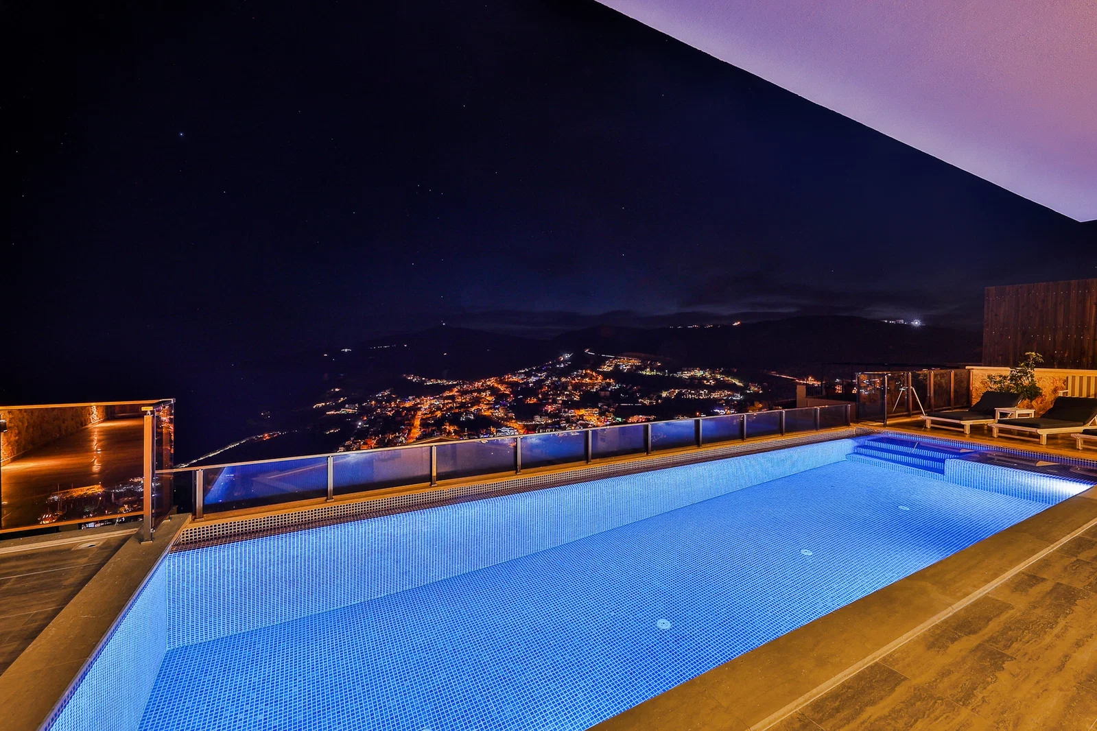 Kalkan’da Merkeze Yakın, Isıtmalı Havuzlu, 4 Yatak Odalı, Lüks Villa