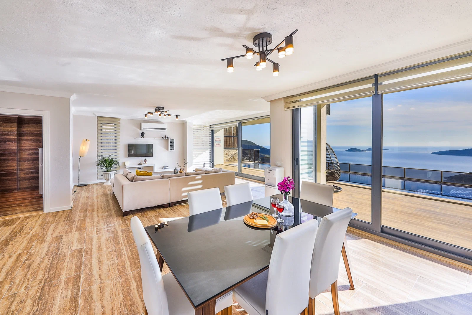 Kalkan’da Merkeze Yakın, Isıtmalı Havuzlu, 4 Yatak Odalı, Lüks Villa