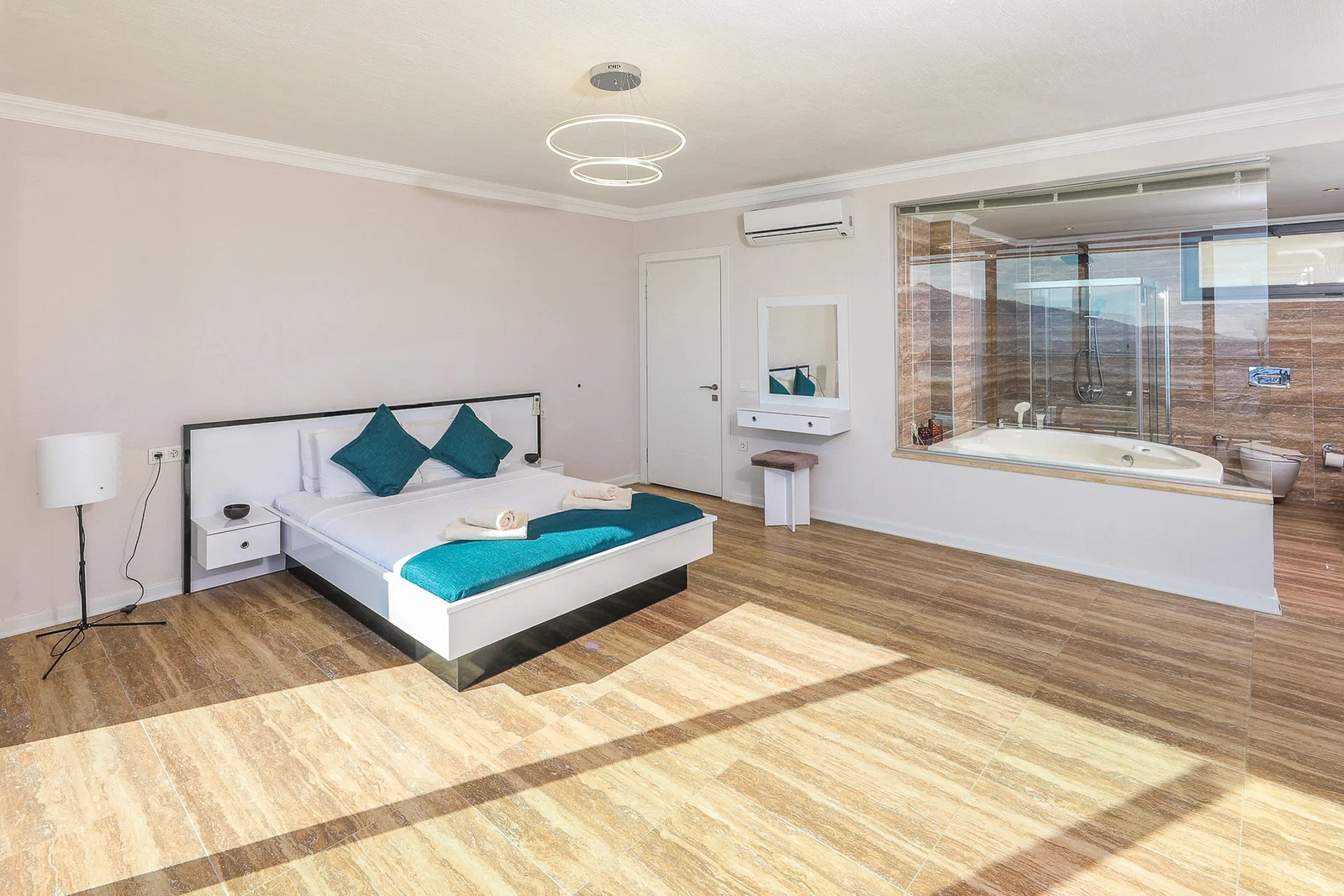 Kalkan’da Merkeze Yakın, Isıtmalı Havuzlu, 4 Yatak Odalı, Lüks Villa