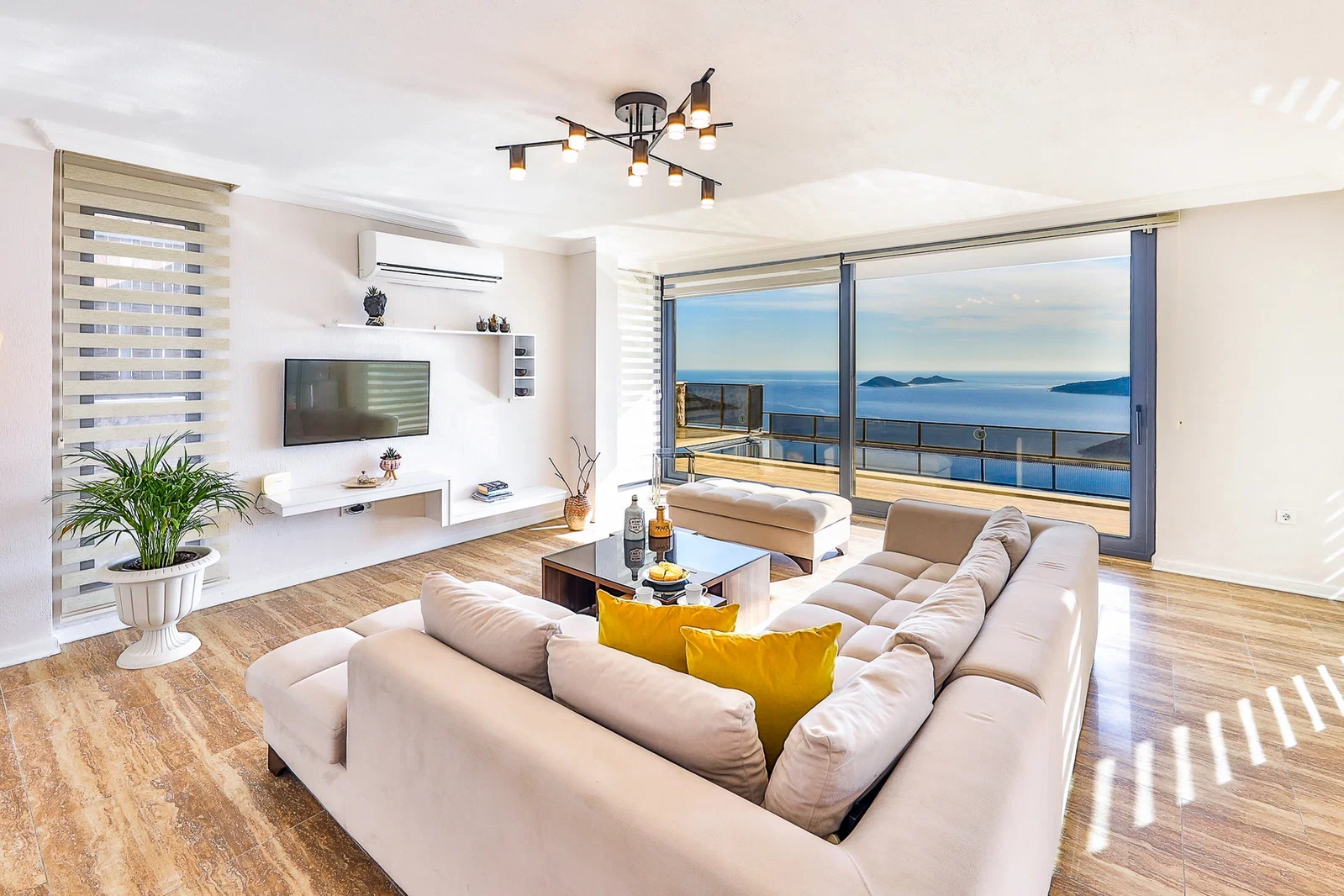 Kalkan’da Merkeze Yakın, Isıtmalı Havuzlu, 4 Yatak Odalı, Lüks Villa