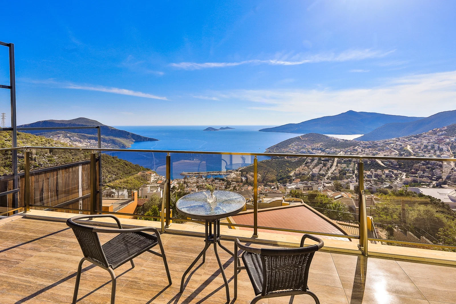 Kalkan’da Merkeze Yakın, Isıtmalı Havuzlu, 4 Yatak Odalı, Lüks Villa