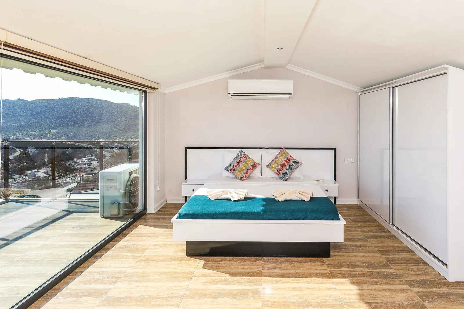 Kalkan’da Merkeze Yakın, Isıtmalı Havuzlu, 4 Yatak Odalı, Lüks Villa