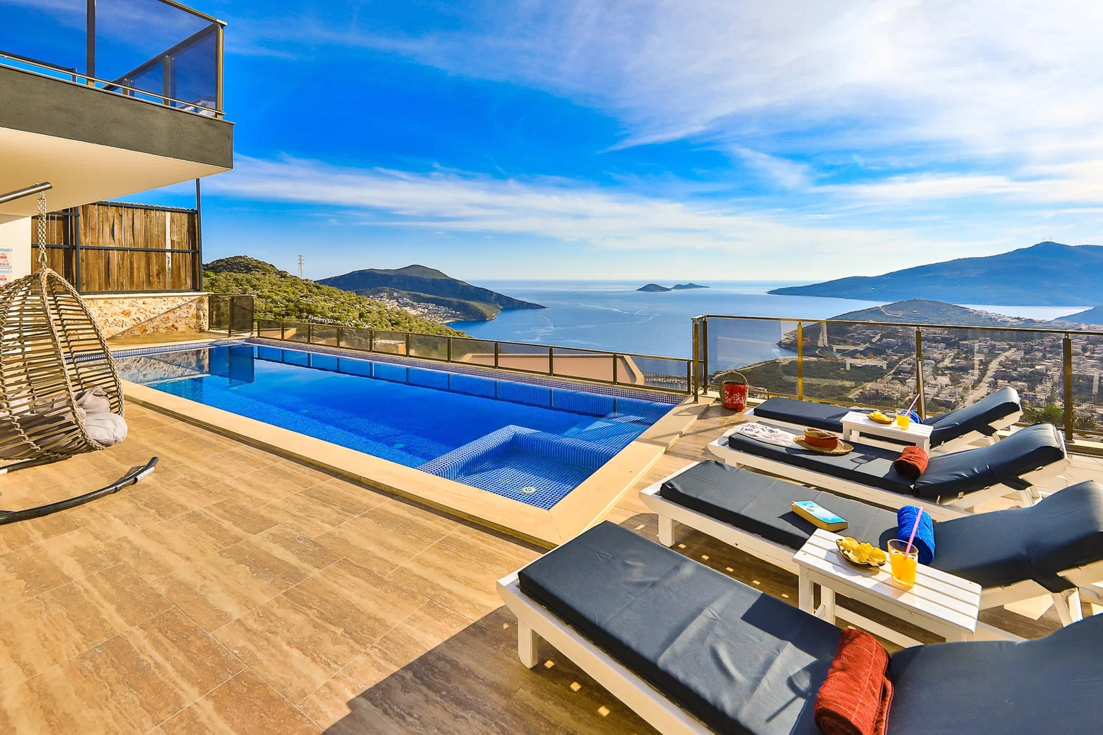 Kalkan’da Merkeze Yakın, Isıtmalı Havuzlu, 4 Yatak Odalı, Lüks Villa