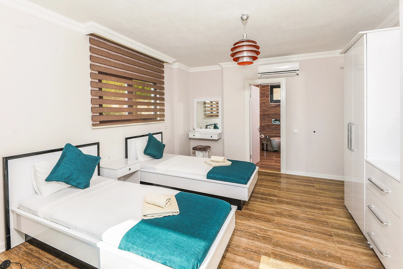 Kalkan’da Merkeze Yakın, Isıtmalı Havuzlu, 4 Yatak Odalı, Lüks Villa