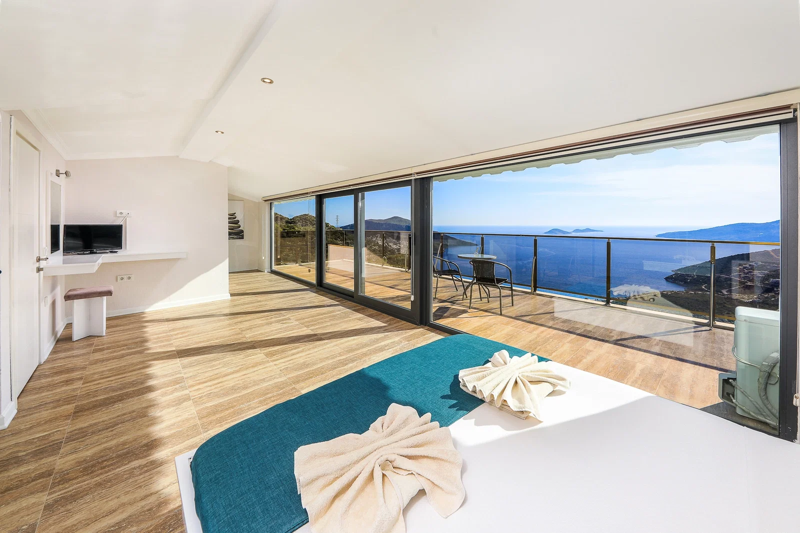 Kalkan’da Merkeze Yakın, Isıtmalı Havuzlu, 4 Yatak Odalı, Lüks Villa