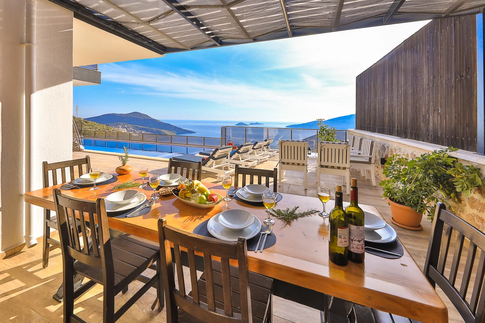 Kalkan’da Merkeze Yakın, Isıtmalı Havuzlu, 4 Yatak Odalı, Lüks Villa