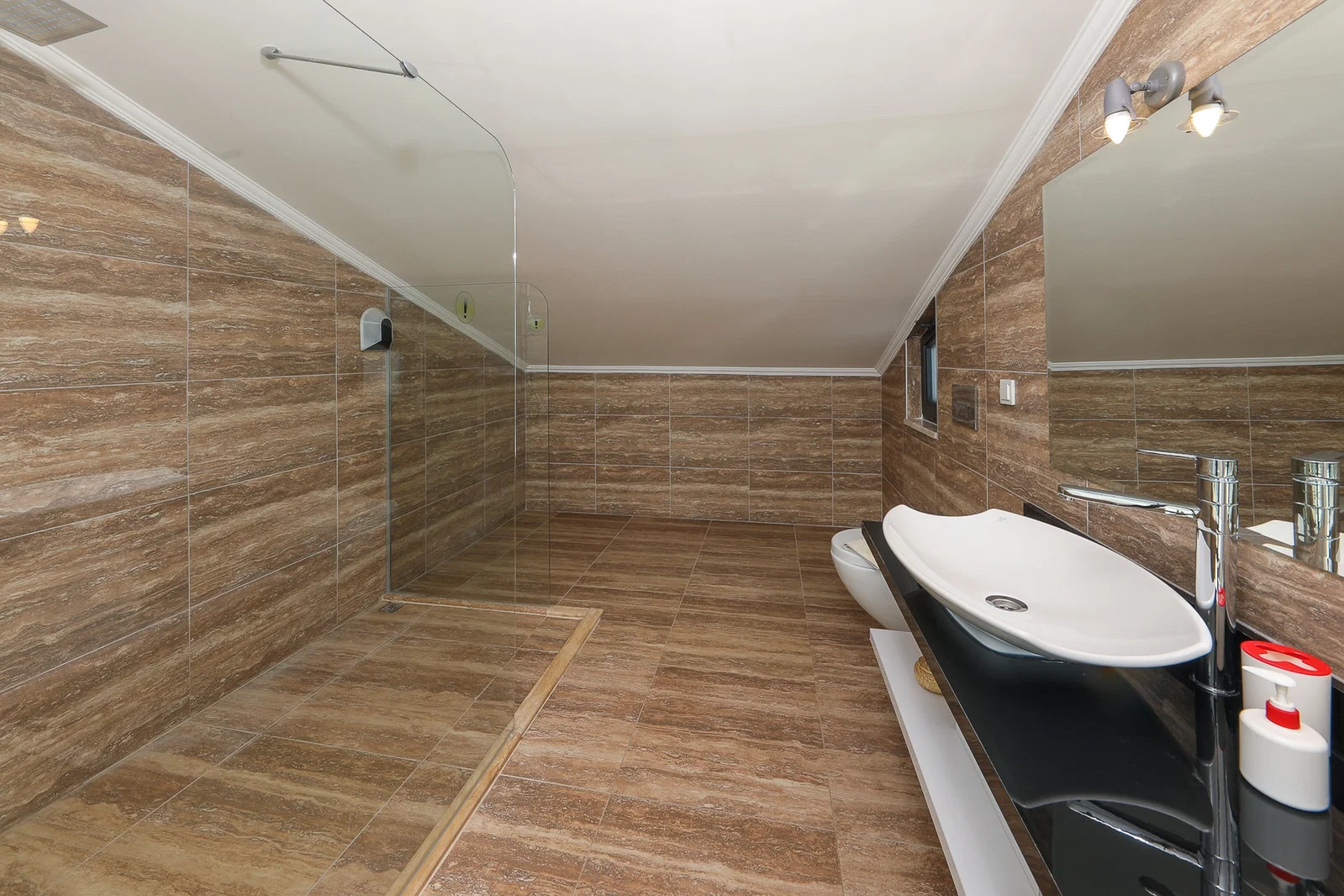 Kalkan’da Merkeze Yakın, Isıtmalı Havuzlu, 4 Yatak Odalı, Lüks Villa