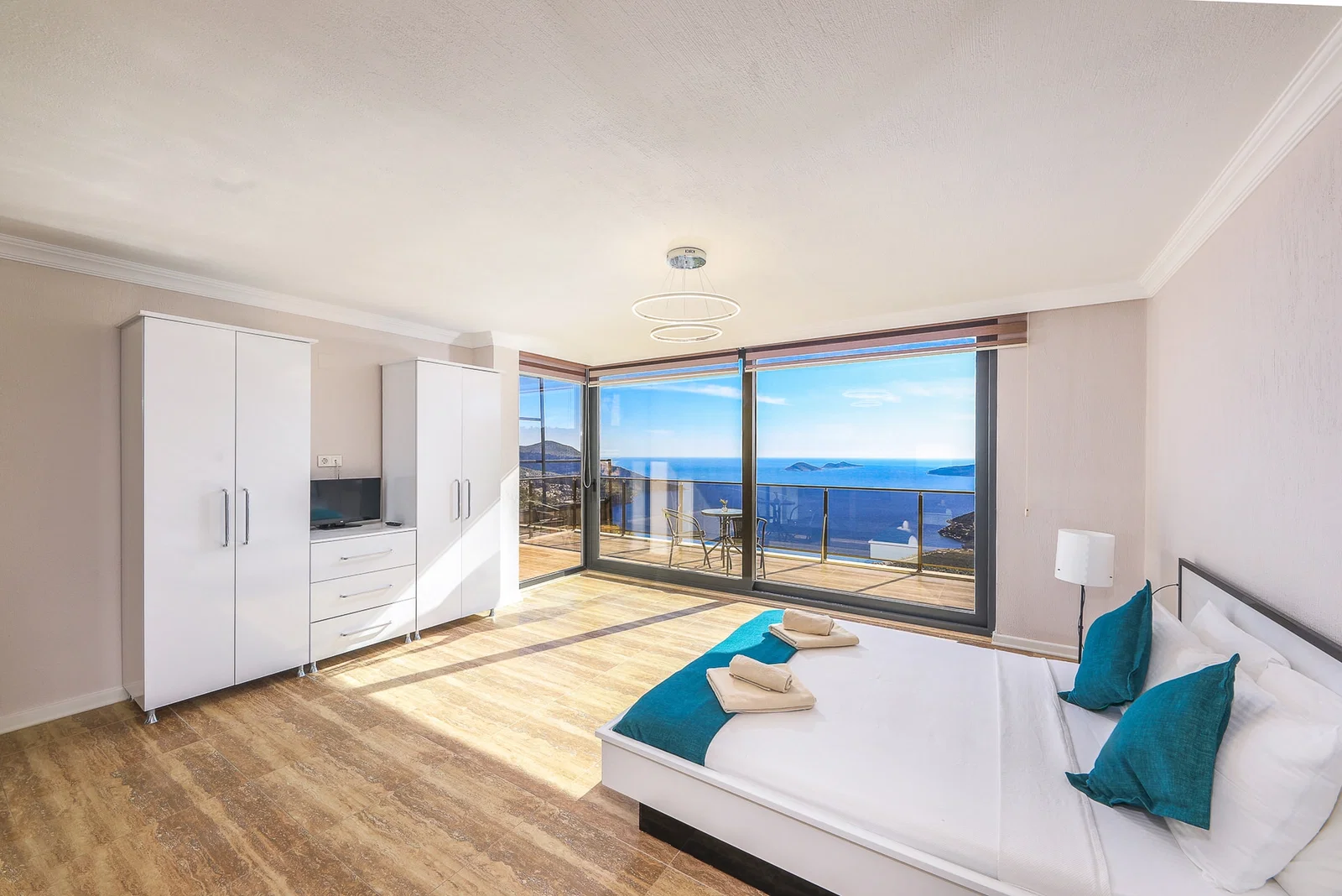 Kalkan’da Merkeze Yakın, Isıtmalı Havuzlu, 4 Yatak Odalı, Lüks Villa