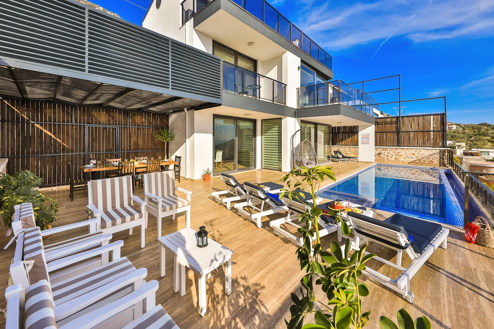 Kalkan’da Merkeze Yakın, Isıtmalı Havuzlu, 4 Yatak Odalı, Lüks Villa