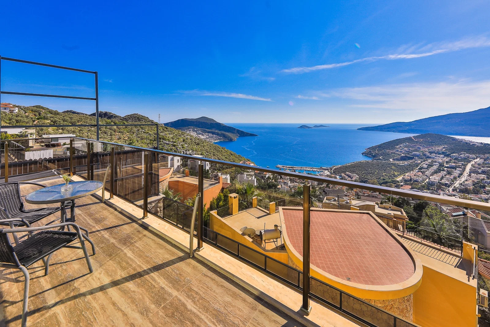 Kalkan’da Merkeze Yakın, Isıtmalı Havuzlu, 4 Yatak Odalı, Lüks Villa