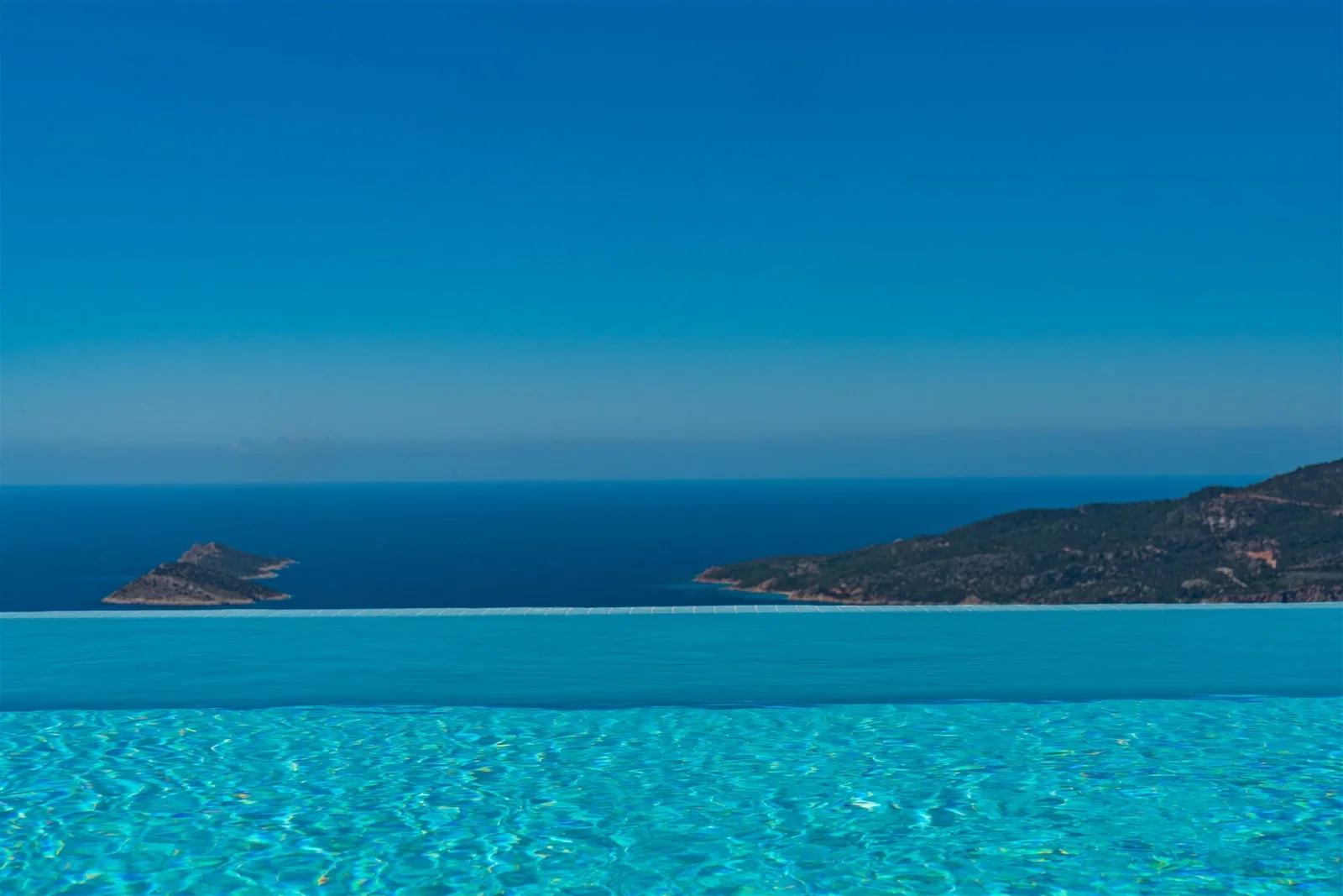 Kalkan’da Balayı Çiftlerine Uygun, Korunaklı Havuzlu, 2 Yatak Odalı, Kiralık Villa