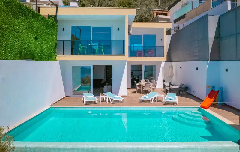 Kalkan’da korunaklı havuzlu kiralık villa