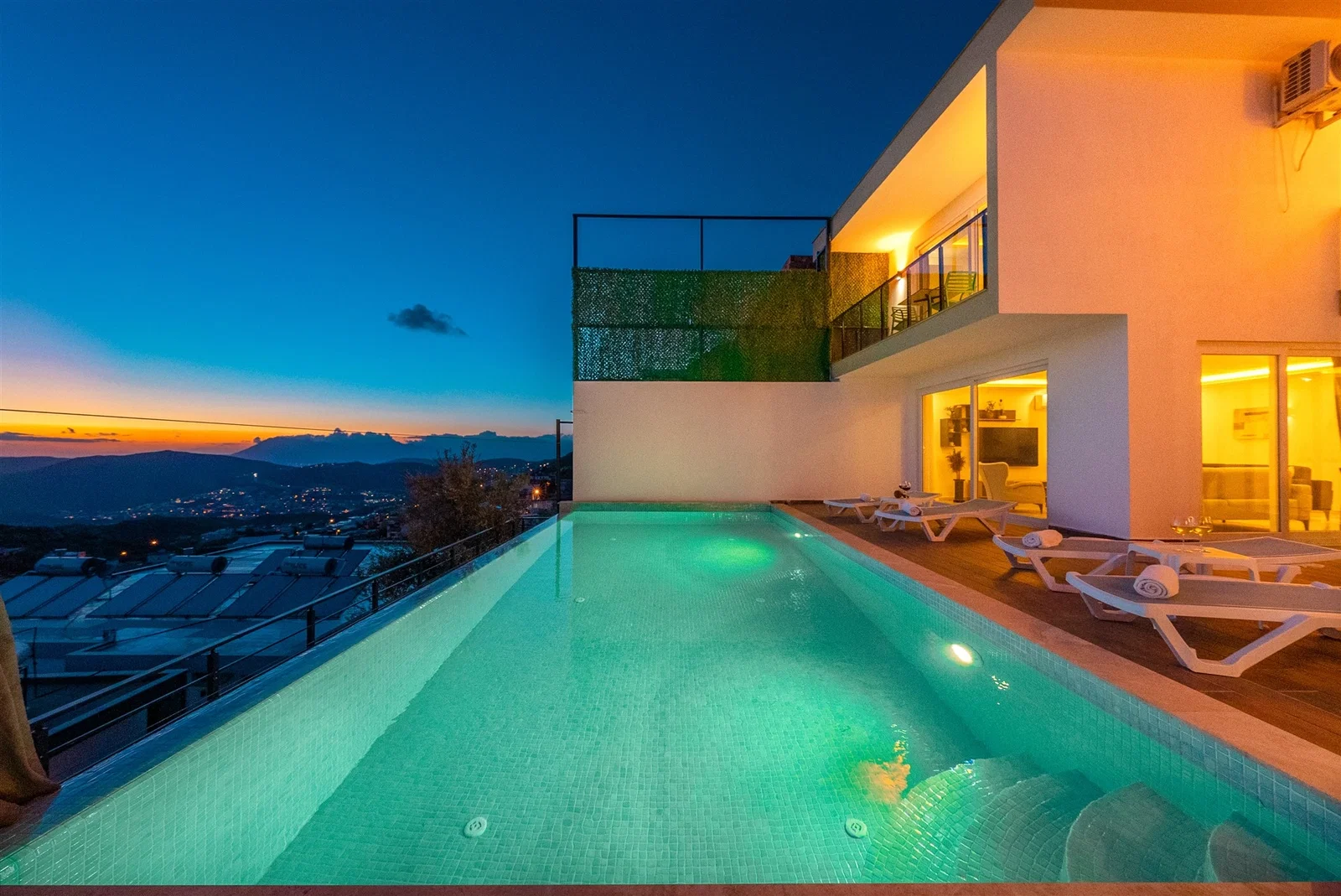 Kalkan’da Balayı Çiftlerine Uygun, Korunaklı Havuzlu, 2 Yatak Odalı, Kiralık Villa