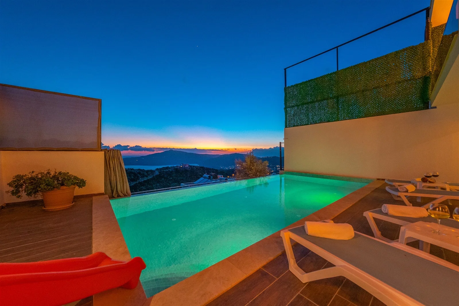 Kalkan’da Balayı Çiftlerine Uygun, Korunaklı Havuzlu, 2 Yatak Odalı, Kiralık Villa