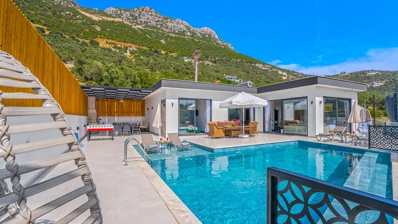 Kalkan’da korunaklı havuzlu kiralık villa
