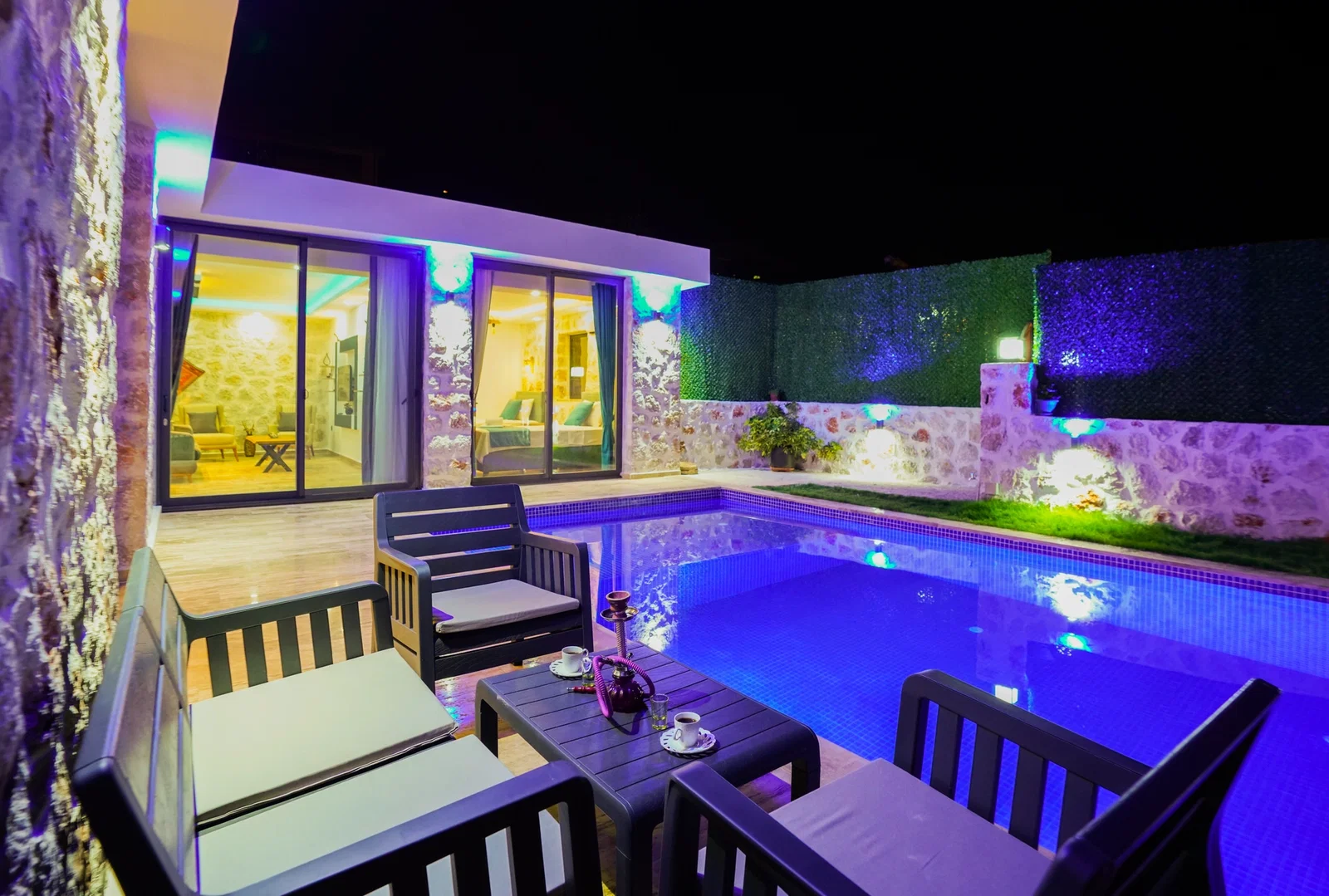 Kalkan’da Balayı Çiftlerine Uygun, Korunaklı Havuzlu, 2 Yatak Odalı, Kiralık Villa