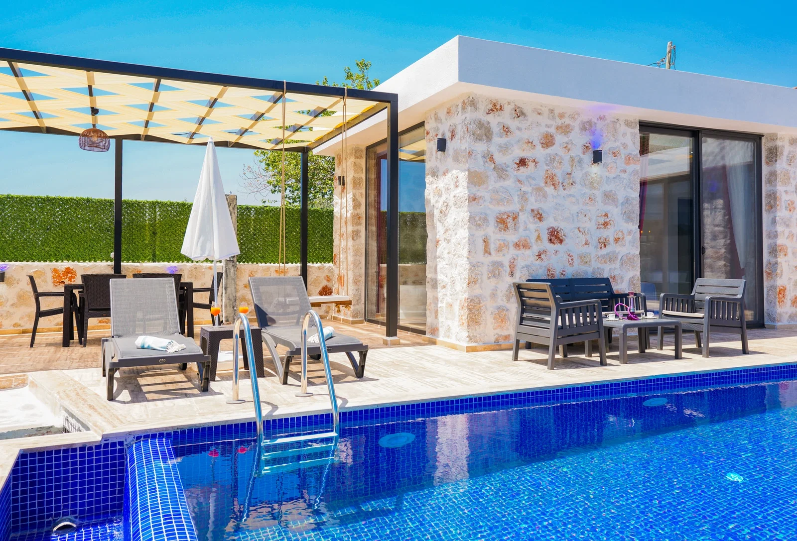 Kalkan’da Balayı Çiftlerine Uygun, Korunaklı Havuzlu, 2 Yatak Odalı, Kiralık Villa