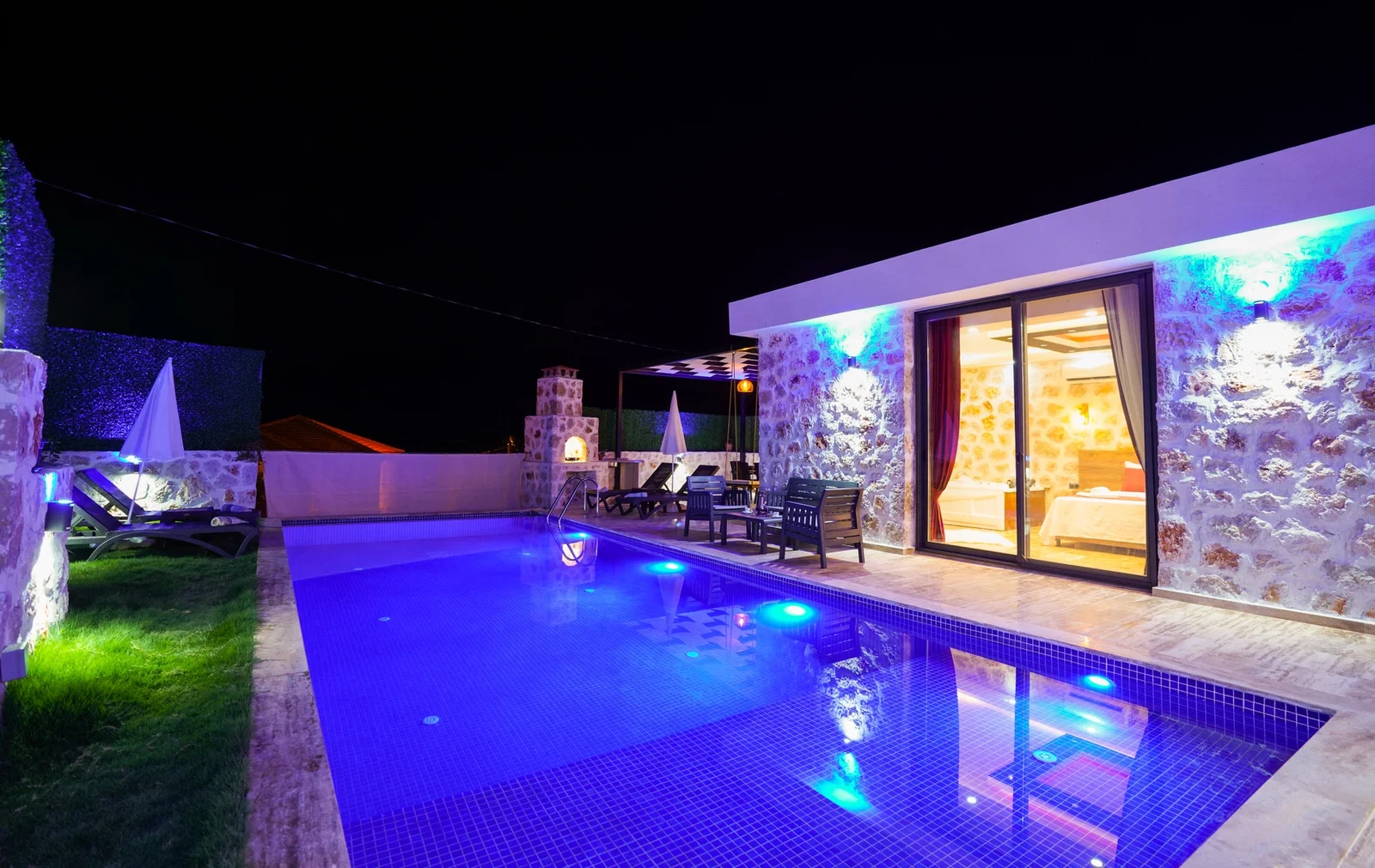 Kalkan’da Balayı Çiftlerine Uygun, Korunaklı Havuzlu, 2 Yatak Odalı, Kiralık Villa