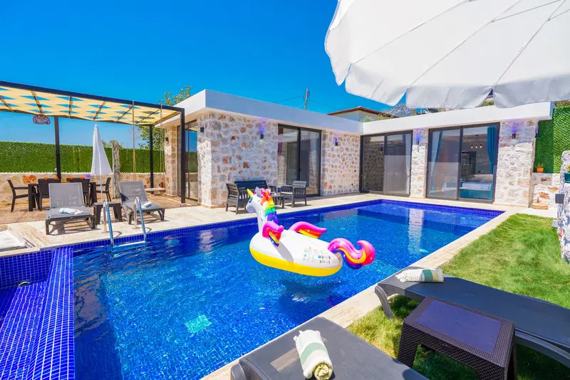 Kalkan’da korunaklı havuzlu kiralık villa