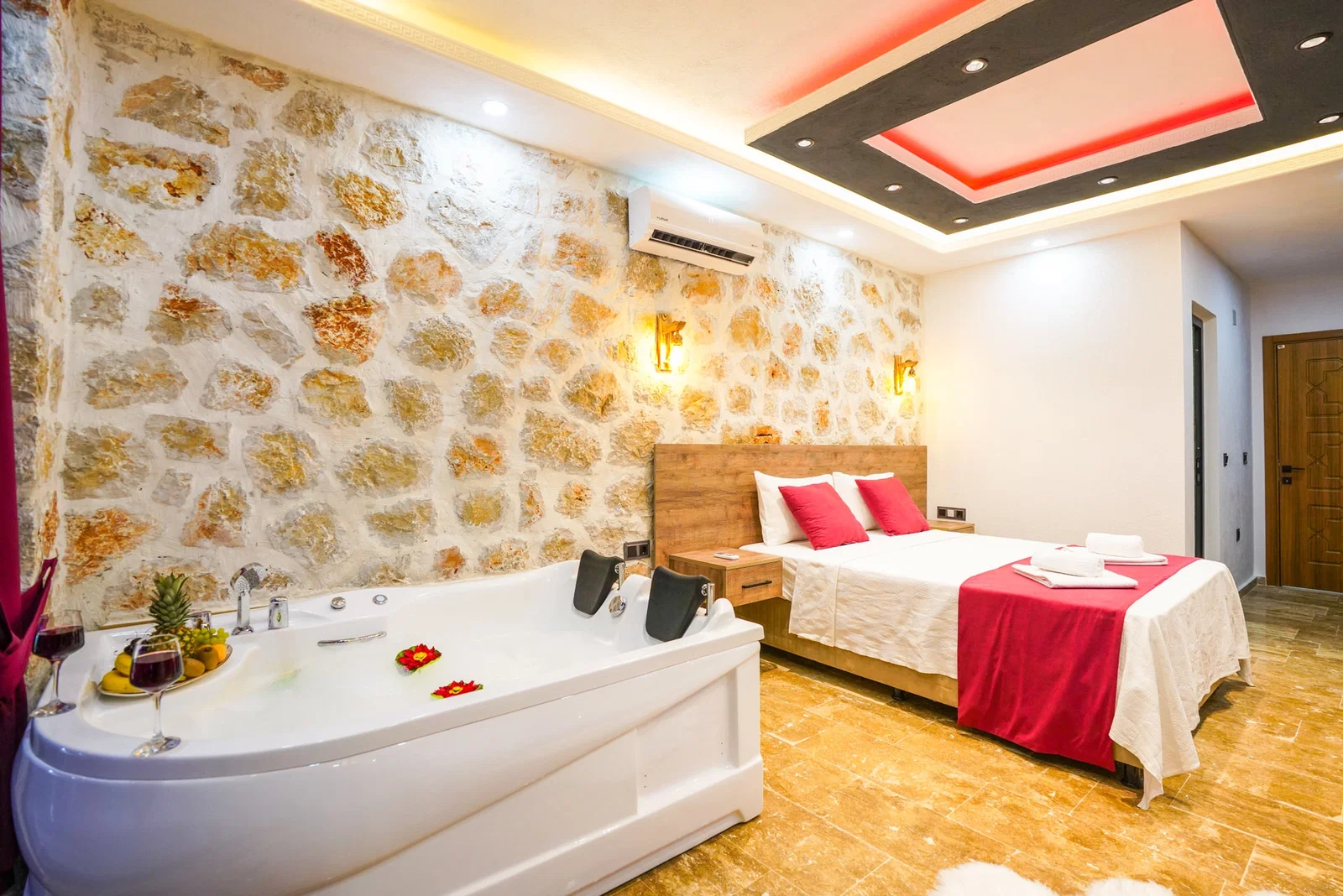 Kalkan’da Balayı Çiftlerine Uygun, Korunaklı Havuzlu, 2 Yatak Odalı, Kiralık Villa