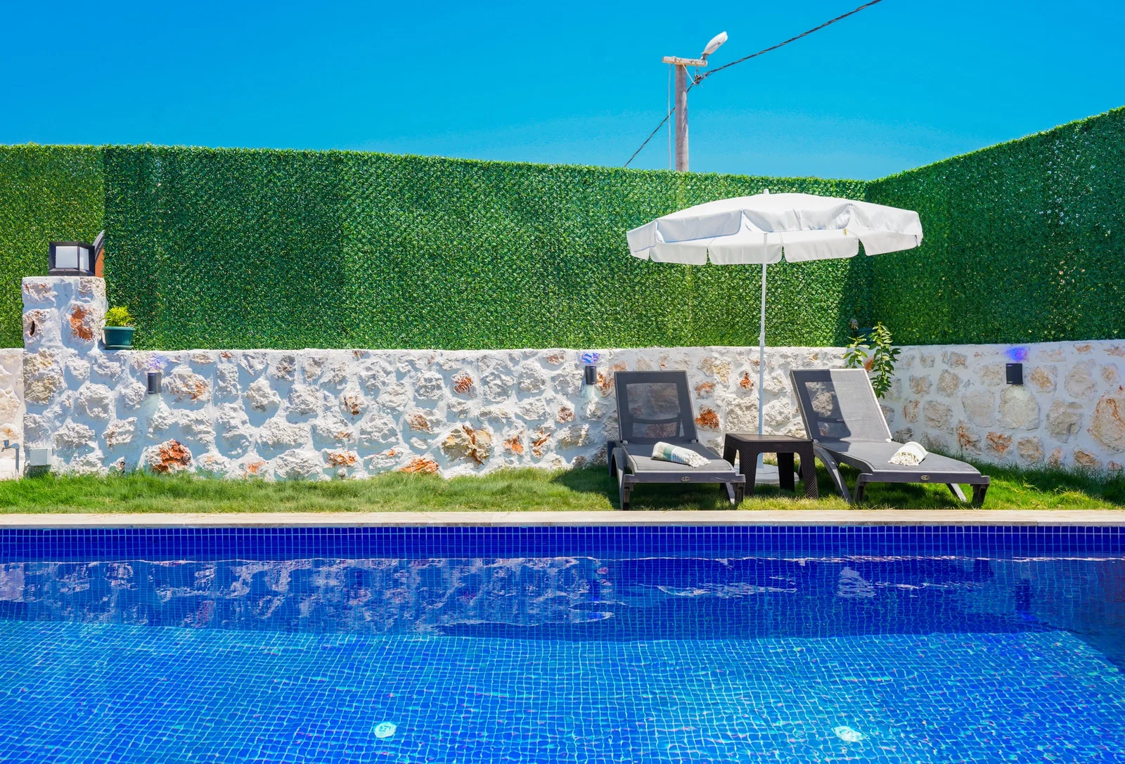 Kalkan’da Balayı Çiftlerine Uygun, Korunaklı Havuzlu, 2 Yatak Odalı, Kiralık Villa